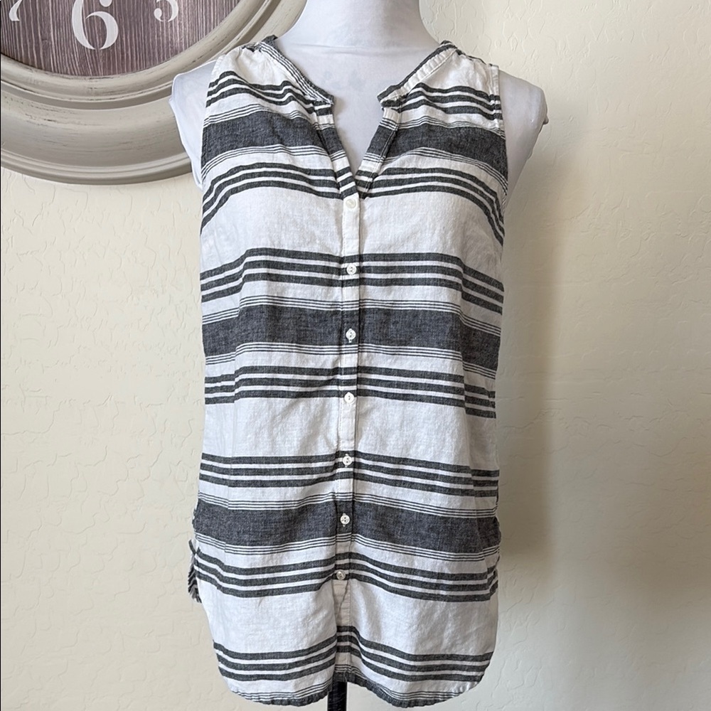 Old Navy linen 55% cotton 45% White and Gray Sleeveless Button Down Shirt. S